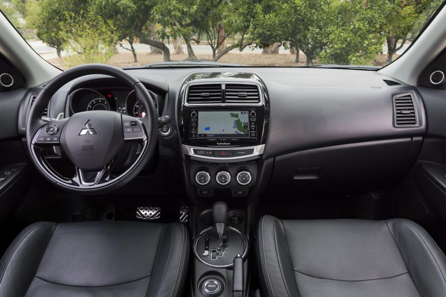 Торпедо Mitsubishi Outlander Sport GT 2016 года  (фото 11 из 26)